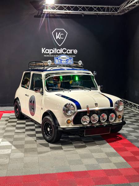 Redécouvrez la beauté de votre Mini Austin à Lyon avec un polissage professionnel de la carrosserie. Correction des défauts, brillance profonde et protection renforcée. Confiez votre voiture de collection à des spécialistes du polissage et du traitement c