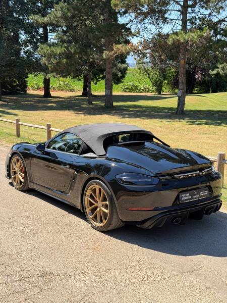 KapitalCare à Lyon réalise une protection complète sur la Porsche 718 Spyder : film PPF sur carrosserie et parties laquées intérieures, céramique sur jantes et capote, traitement cuir, tissus et alcantara. Ateliers Lyon Sud et Lyon Nord disponibles.