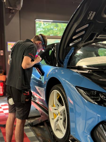 La Ferrari 296 Speciale A protégée par KapitalCare avec un film XPEL intégral est à découvrir chez Gauduel Sport à Limonest. Protection totale, transparence absolue, peinture Ferrari préservée. Contactez KapitalCare à Lyon dès aujourd'hui.