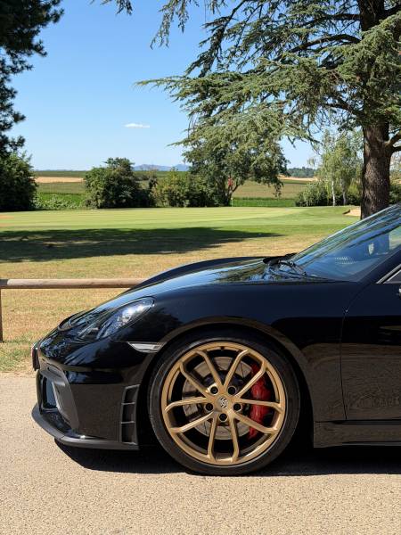 Frottements, rayures, usure des matières : KapitalCare Lyon protège chaque surface de votre Porsche 718 Spyder avec un film PPF, une céramique haute performance et un traitement intérieur complet. Deux ateliers à Lyon Sud et Lyon Nord.