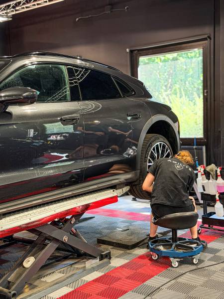 Spécialiste PPF à Lyon, KapitalCar'e pose un film de protection invisible et auto-cicatrisant sur votre Porsche. Préservez peinture et valeur. Devis gratuit.