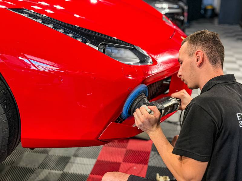 Swirl marks, zones ternes, peinture altérée : KapitalCare Lyon redonne à votre Ferrari l'éclat qu'elle mérite grâce au polissage et lustrage professionnel. Rosso Corsa, Giallo Modena, Nero Daytona : chaque teinte sublimée. Lyon Sud et Lyon Nord.