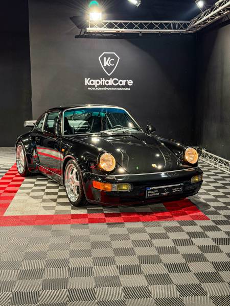 À Lyon, le traitement céramique sur votre Porsche 964 Turbo allie protection durable, effet miroir et entretien simplifié.