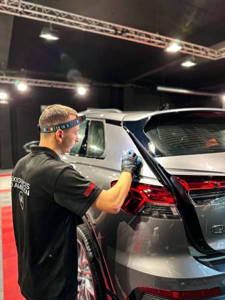 Offrez à votre véhicule un éclat permanent grâce au traitement céramique carrosserie à Lyon. Brillance éclatante, résistance renforcée et protection totale. Service professionnel pour voitures sportives ou prestigieuses.