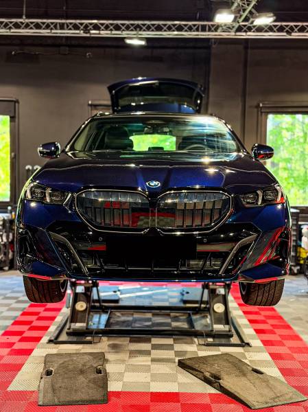 Traitement céramique BMW Série 5 avec partenaire Altitude 69 Vaise : KapitalCar'e protège peinture, facilite entretien et préserve valeur auto durablement.
