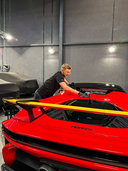 Protégez et révélez la beauté de votre voiture grâce au traitement céramique à Lyon. Revêtement durable, effet brillant et résistance prolongée. 