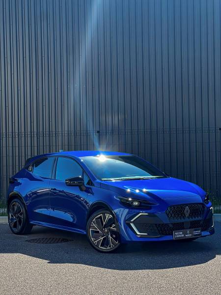 KapitalCare applique un traitement céramique professionnel sur votre Renault Clio 6 près de Villefranche-sur-Saône. Protection invisible, brillance amplifiée, entretien simplifié. Atelier Lyon Nord disponible. Réservez dès maintenant.