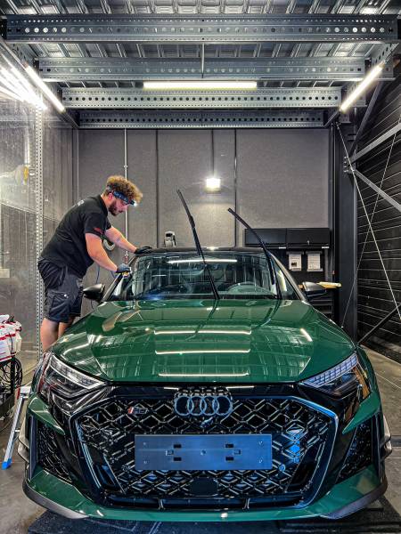 Protégez votre Audi intelligemment à Lyon : film PPF sur capot, ailes, phares, rétroviseurs et pare-chocs, céramique sur le reste. Le meilleur des deux protections, sans le budget d'un PPF intégral. KapitalCare Lyon Sud et Lyon Nord.