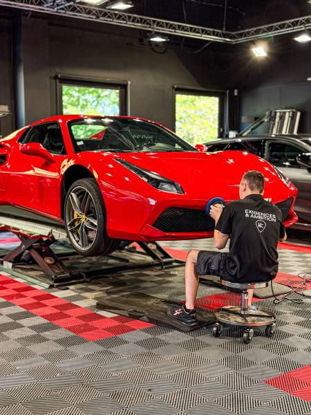 KapitalCare à Lyon réalise le polissage et lustrage professionnel de vos Ferrari. Correction des micro-rayures, profondeur de couleur retrouvée, effet miroir spectaculaire et valeur de revente préservée. Ateliers Lyon Sud et Lyon Nord disponibles.