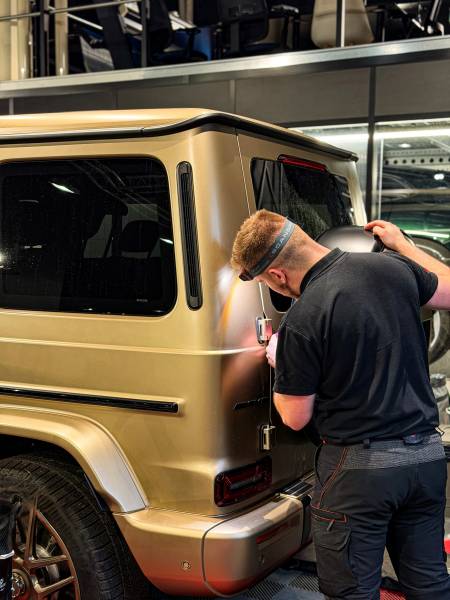 À Villefranche-sur-Saône, offrez à votre Mercedes-Benz Classe G la protection ultime avec le film XPEL. Notre expertise dans la pose de films transparents ultra-résistants assure une finition parfaite et discrète.