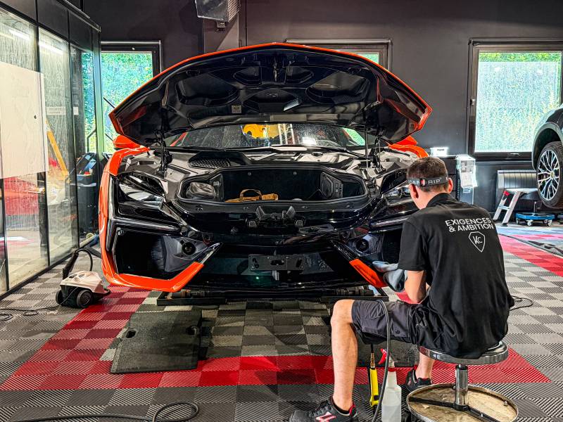 KapitalCare à Lyon applique le film PPF sur le bloc avant de la Lamborghini Revuelto : ailes, pare-chocs, capot, rétroviseurs et phares. Les zones les plus exposées enfin protégées. Ateliers Lyon Sud et Lyon Nord. Prenez rendez-vous.