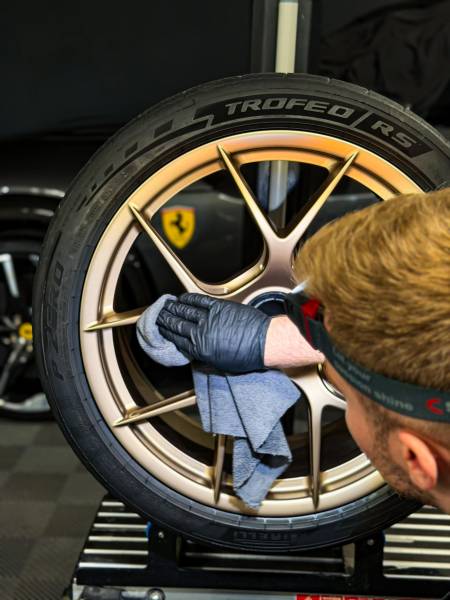 Offrez à votre Audi à Mâcon un covering brillant professionnel pour renforcer son allure et protéger sa peinture. Films premium, application soignée et rendu miroir garanti. Contactez des spécialistes du covering Audi pour sublimer votre véhicule avec une