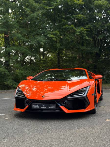 Protégez les zones les plus exposées de votre Lamborghini Revuelto avec le film PPF invisible posé par KapitalCare à Lyon. Bloc avant complet traité : capot, ailes, pare-chocs, rétroviseurs et phares. Deux ateliers Lyon Sud et Lyon Nord.