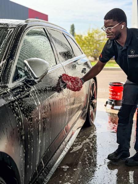 KapitalCare à Lyon réalise un nettoyage intérieur et extérieur minutieux sur tous types de véhicules. Carrosserie, jantes, cuirs, moquettes, alcantara : chaque détail est traité avec soin. Ateliers Lyon Sud et Lyon Nord. Prenez rendez-vous dès maintenant.