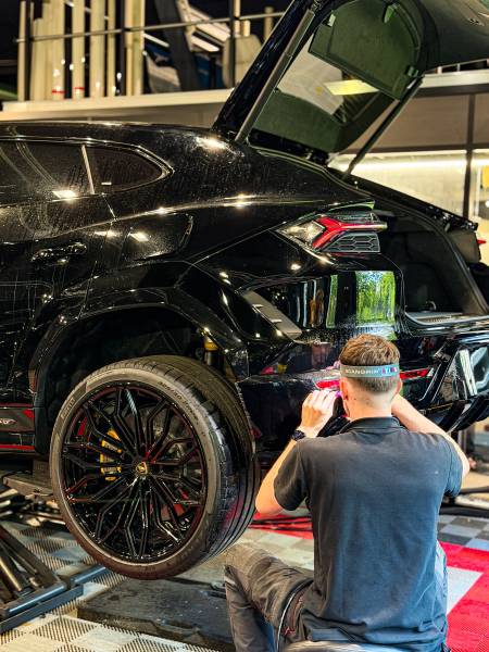 Film protection Lamborghini Urus SE Saint-Fons : KapitalCar'e pose intégral transparent ultra-résistant pour préserver peinture, performances et valeur du Super SUV hybride.