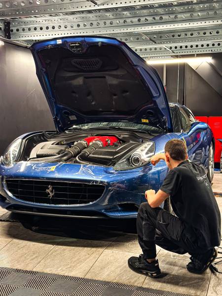 Sublimez votre Ferrari California à Lyon avec un film de protection transparent XPEL posé par des experts. Préservez la brillance d’origine et la valeur de votre supercar grâce à un PPF haut de gamme précis, durable et totalement invisible. 