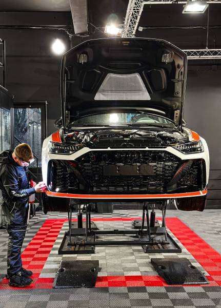 Offrez à votre Audi RS6 GT à Lyon une protection d’exception grâce à un film transparent haut de gamme. Préservez la brillance et la valeur de votre véhicule avec une pose experte. Faites confiance aux spécialistes du film de protection Audi pour un rendu