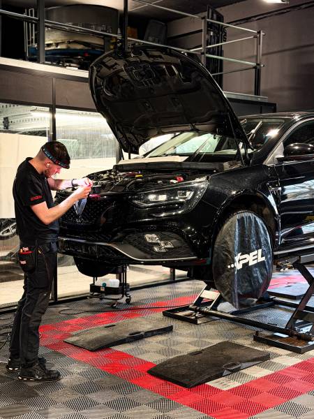 Offrez une défense invisible à votre Renault Megane RS à Lyon grâce à un film de protection professionnel. Résistance, brillance et durabilité garanties par des experts en pose de film haut de gamme. 