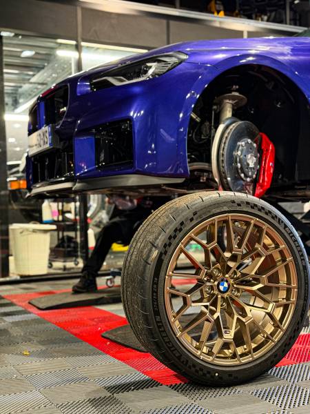 À Lyon, votre BMW M2 CS mérite l’excellence du polissage et du traitement céramique Gtechniq. Retrouvez éclat, brillance et protection longue durée avec l’expertise de nos spécialistes du detailing.