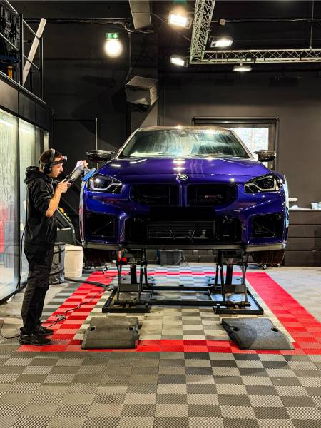 Offrez à votre BMW M2 CS un polissage et un traitement céramique haut de gamme à Lyon. Spécialiste Gtechniq, notre atelier révèle la brillance, protège le vernis et sublime votre véhicule. Profitez d’une expertise reconnue pour une finition irréprochable 
