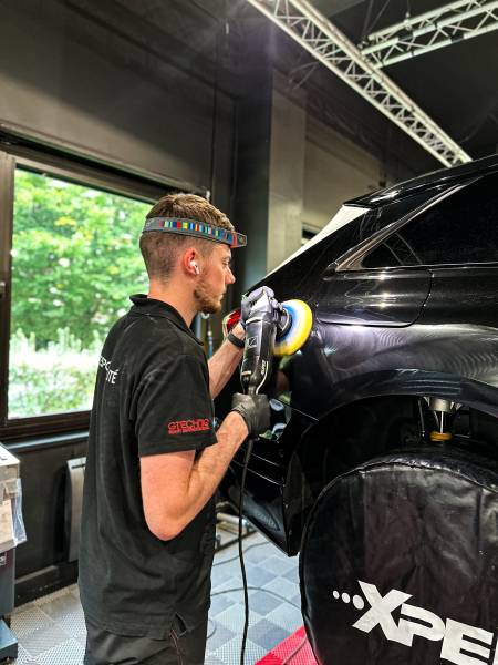Expert en polissage et lustrage automobile à Lyon pour corriger micro-rayures, raviver le vernis et sublimer la brillance.