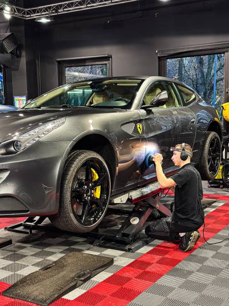 Spécialiste du polissage et lustrage sur votre Ferrari à Lyon, correction de vernis, suppression de micro-rayures, brillance renforcée, protection durable