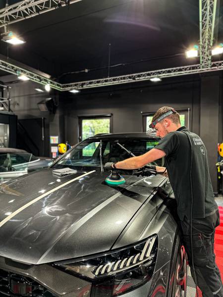 Service expert en polissage et lustrage à Lyon, idéal pour corriger les micro-rayures, raviver la teinte et préparer la carrosserie aux protections.