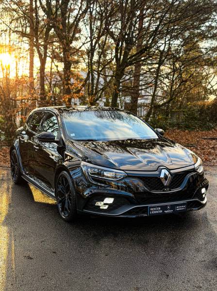 Protégez votre Renault Megane RS à Lyon avec un film de protection transparent haut de gamme. Préservez sa carrosserie des rayures et impacts. Confiez votre véhicule à un spécialiste du film de protection automobile pour un rendu précis, durable et parfai